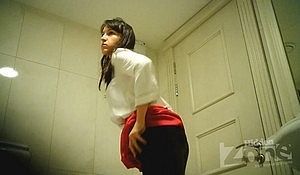 Молодая незнакомка справила нужду в публичном туалете