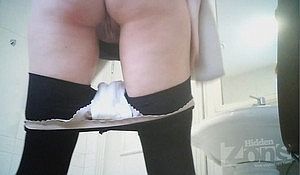 Девушка в публичном туалете показала на камеру свою писечку