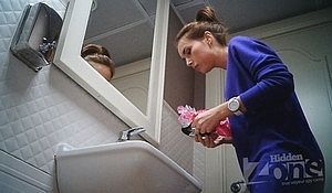 Подглядывают в туалете за писающей девушкой