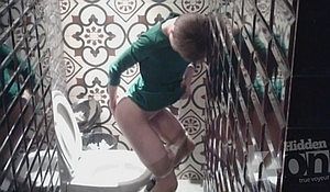 Девушка справляя нужду попалась в туалете на камеры