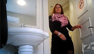 Засняли писающую бабу в публичном туалете