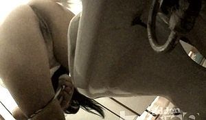 Подсматривают в туалете за писающими женщинами