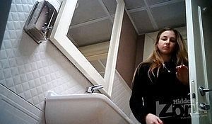 В туалете засняли письку симпатичной девушки