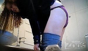 Девка с большой жопой спалилась в туалете возле унитаза