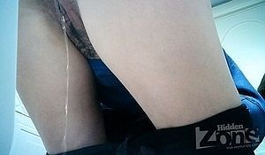 Брюнетка зашла в туалет помочиться и засветила свою лохматку