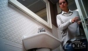 Девушка показала в туалете волосатую писю