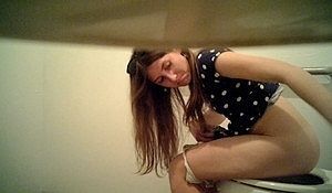 Девушка не заметила что в туалете за ней подсматривают