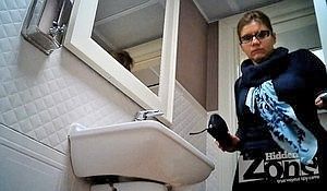 Очкастая баба с большой жопой ссыт в туалете общего пользования