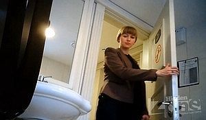 Молодая барышня в туалете попала на камеру