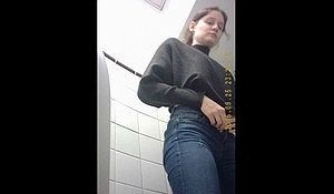 Реальное подглядывание за девушкой в туалете