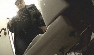 Пока девки писают за ними тайком подглядывают в туалете