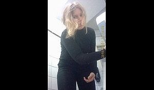 В студенческом туалете подсматривают за девушками