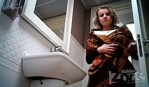 Симпатичная девушка зашла в туалет пописать