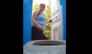 Женщина зашла в биотуалет не заметив там камеру