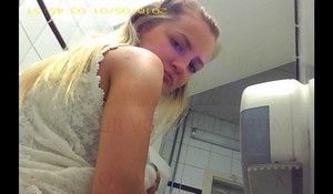 Девушки зайдя в туалет заметили скрытую камеру