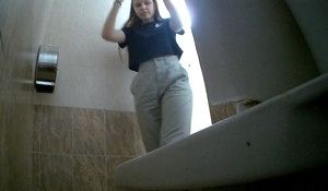 Девушка не подозревала о камере стоящей в туалете