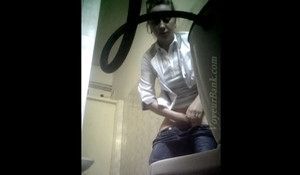 Подглядывают в туалете поликлиники за писающей практиканткой