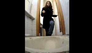 Девушка закрылась в кабинке туалета в которой снимала скрытая камера