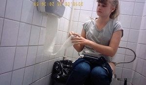 Девушки заходят в туалет и писают сидя на унитазе