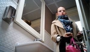 Девушка писает присев над унитазом, выставив свою прелесть перед камерой