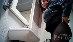 Незнакомка зашла в туалет и показала свою пухлую щель