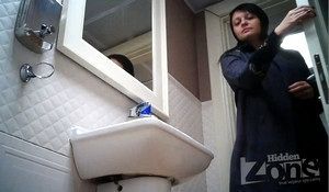 Женщина засветила в туалете свою писю