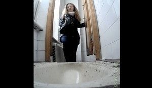 Молодые девки заходят пописать в туалет колледжа