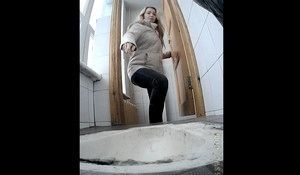 Парни подглядывают в туалете за писающими студентками