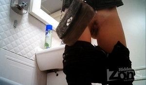 В туалете подглядывают за писающей молодкой