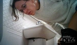 Интересные кадры засняли в туалете, когда туда зашла молодая девушка