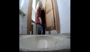 В универе девушки писают на скрытую камеру