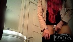 Развратник тайно заснял в туалете молодую девушку