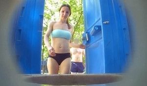 Женщина зашла пописать в пляжный биотуалет