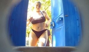 Интересные кадры засняла в пляжном биотуалете скрытая камера