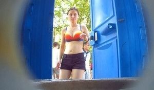 Девушка нагнулась раком, и писает перед скрытой камерой