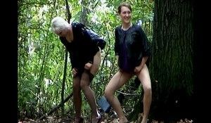 Подружки зассанки пописали в парке и попались на камеру