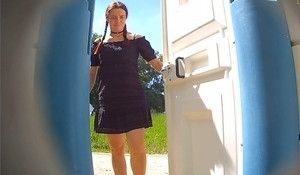 Девушка с косичками спалилась писая в биотуалете