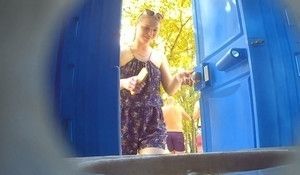 Девушку засняли пока она писала в туалете