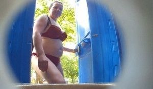 Пухлая дамочка пописала в туалете на пляже