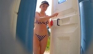 Парень заснял как писает симпатичная девушка в купальнике