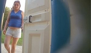 Женщина посетив туалете была заснята писающей