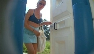 Подглядывание за блондинкой в уличном туалете