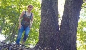 Подсматривают за писающей девкой на свежем воздухе