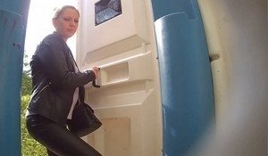 Хорошенькая девица писает в кабинке уличного туалета