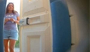 Девушка пописала в кабинке уличного сортира