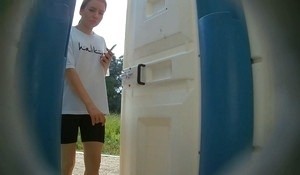 Молодая писает в уличном сортире, показывая свои гениталии