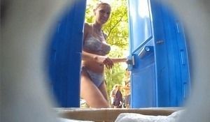 Писающая девушка не знает что ее снимают