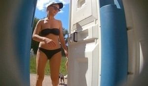 Девушка зашла в туалет и красиво пописала