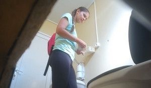 Девица писает не видя что за ней подсматривают