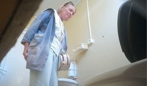 Милфа зашла в уличный сортир, и помочилась перед спрятанной камерой